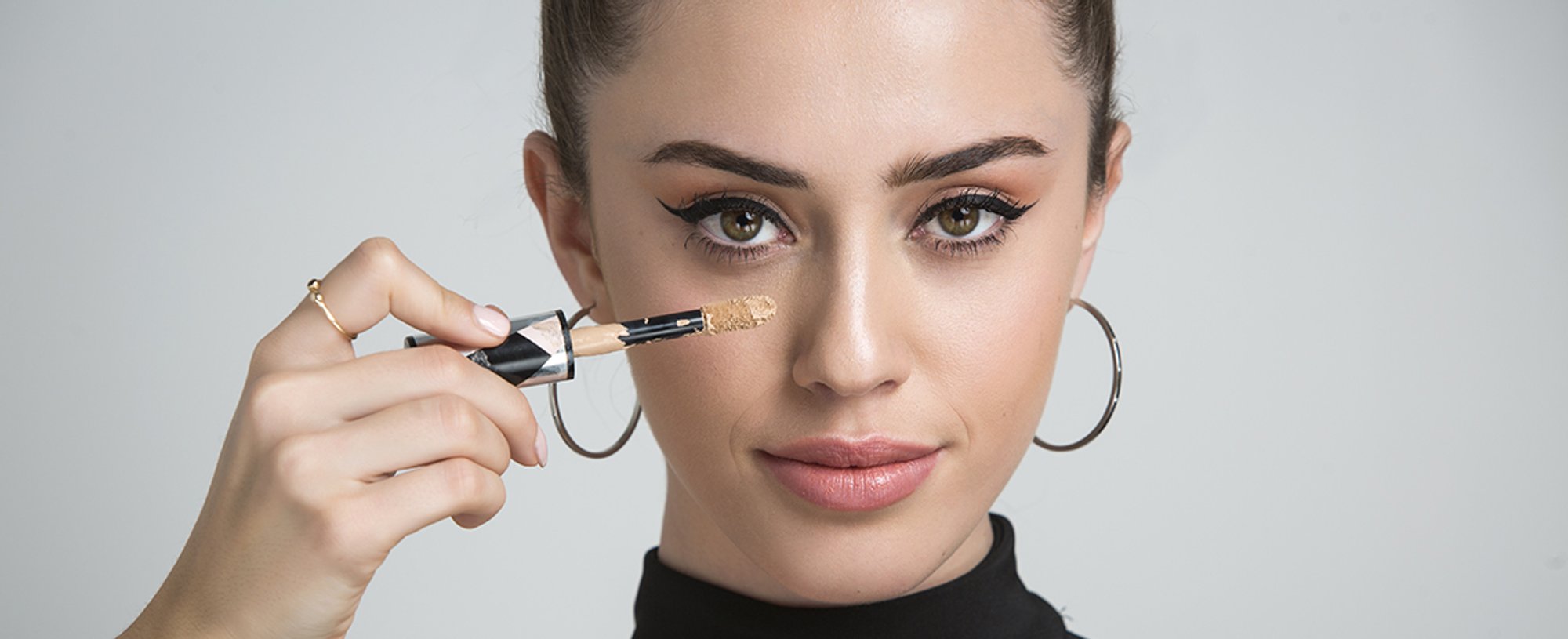 Para afinar tu nariz con maquillaje necesitas una base, un corrector y unos polvos compactos como los de la gama Infalible de L’Oréal Paris.