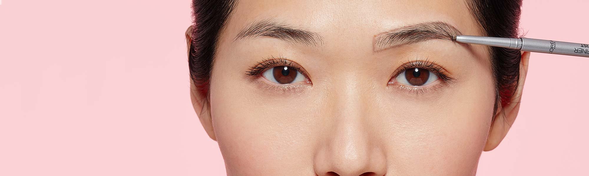 ¿Quieres que tus cejas finas parezcan más gruesas? Consíguelo fácilmente con Skinny Definer de L’Oréal Paris.