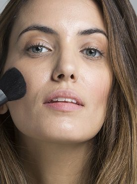 Saber cómo aplicarte el colorete puede cambiar tu forma de maquillarte. Haz la prueba con el nuevo Blush of Paradise de L’Oréal Paris.