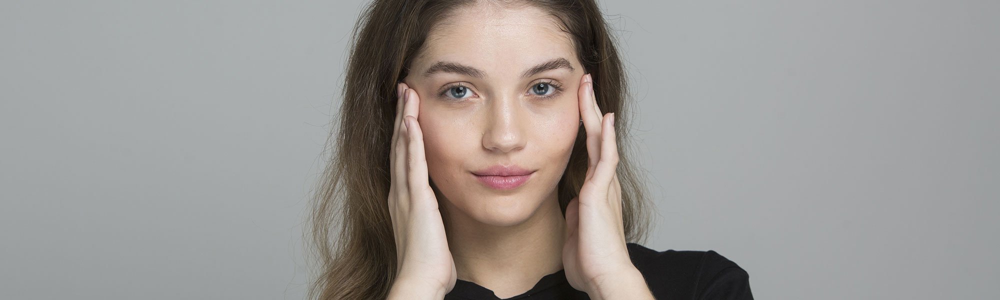 Cómo arreglarte las cejas en casa dejará de suponerte un conflicto con el lápiz Micro Tatouage y el gel fijador Unbelieva Brow de L’Oréal Paris.