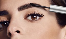 Un paso fundamental para saber cómo arreglarte las cejas es la fijación. Clávalas con el Top Coat de la gama Unbelieva Brow de L’Oréal Paris.