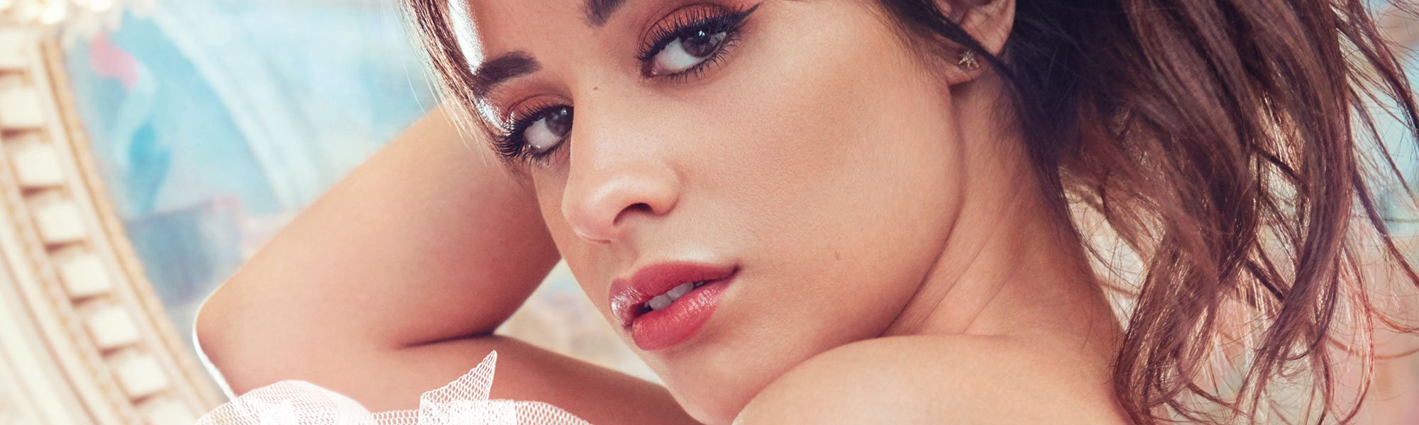 Consigue un maquillaje bronceado como el de Camila Cabello con la gama Skin Paradise de L’Oréal Paris. Vas a alucinar con sus polvos bronceadores, su colorete y su iluminador.