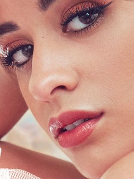 Consigue un maquillaje bronceado como el de Camila Cabello con la gama Skin Paradise de L’Oréal Paris. Vas a alucinar con sus polvos bronceadores, su colorete y su iluminador.