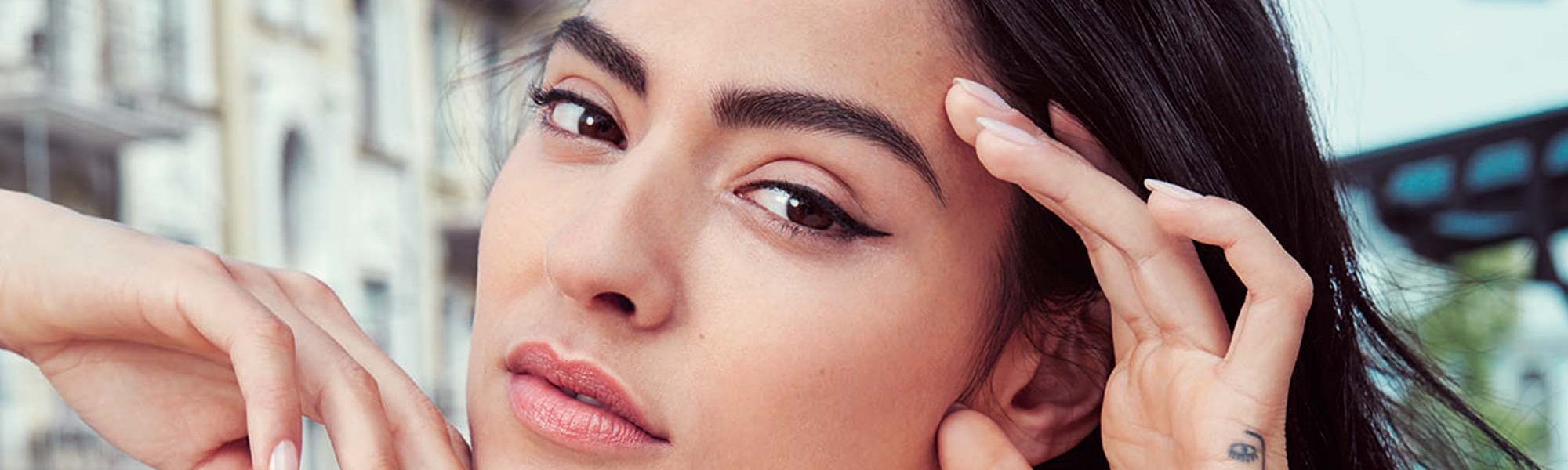 Te contamos cómo hacerte las cejas en casa con Brow Artist Skinny Definer de L’Oréal Paris.