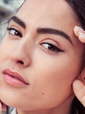 Te contamos cómo hacerte las cejas en casa con Brow Artist Skinny Definer de L’Oréal Paris.