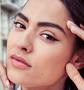 Te contamos cómo hacerte las cejas en casa con Brow Artist Skinny Definer de L’Oréal Paris.