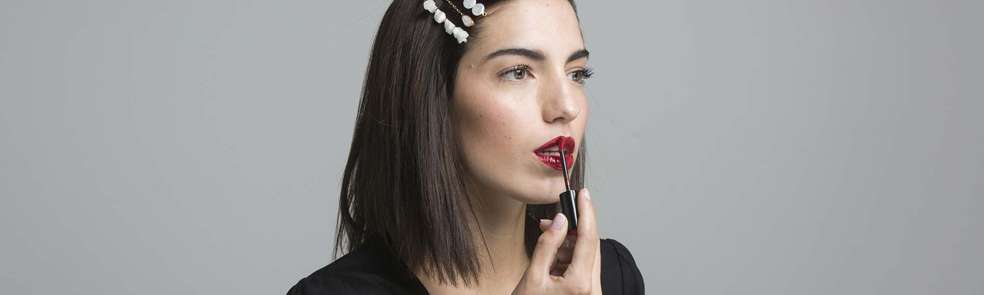 Te contamos todos los trucos para que sepas cómo pintarte los labios a la perfección con los pintalabios de larga duración de L’Oréal Paris. 