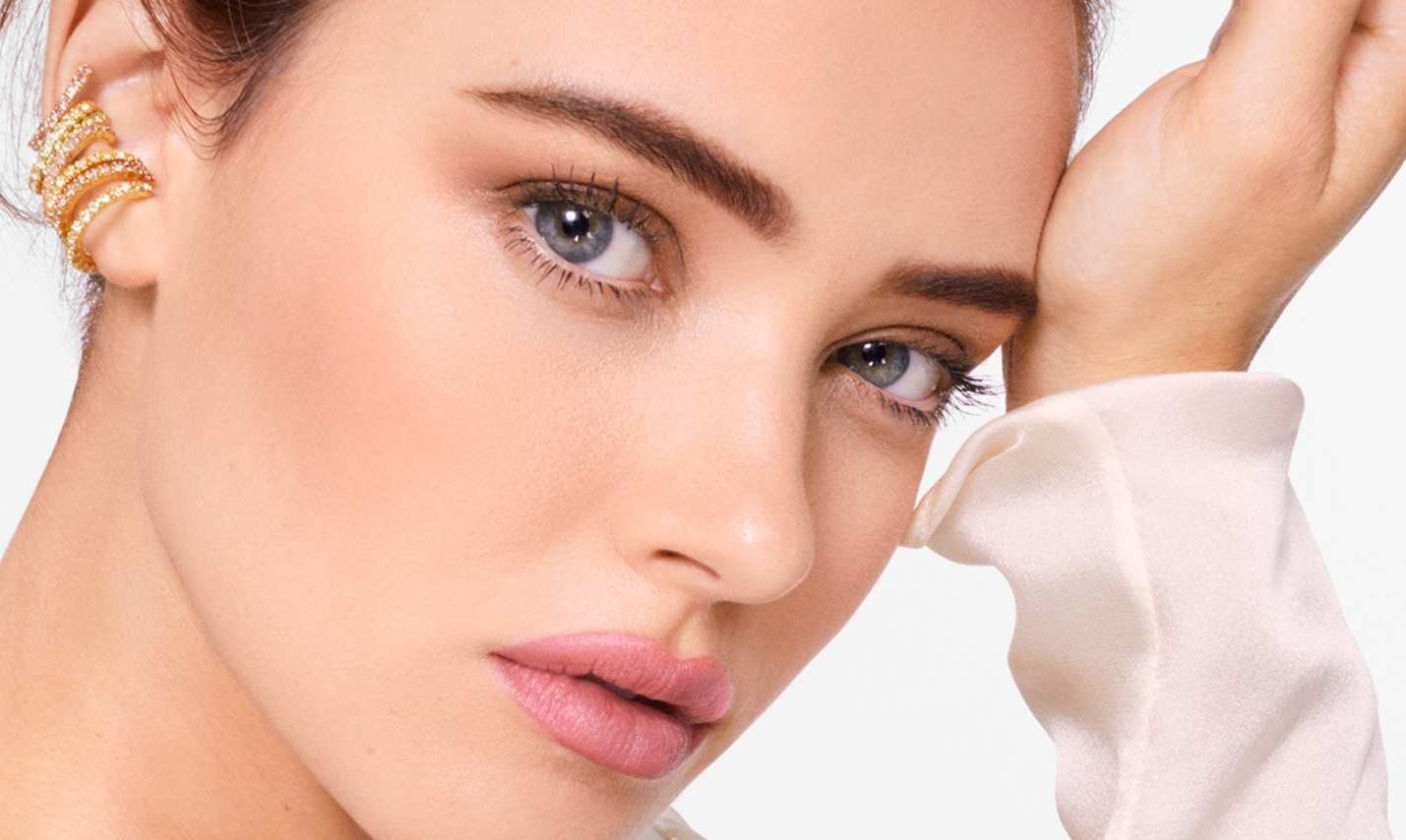 Cómo cubrir y tapar manchas de la cara con maquillaje| L'Oréal Paris