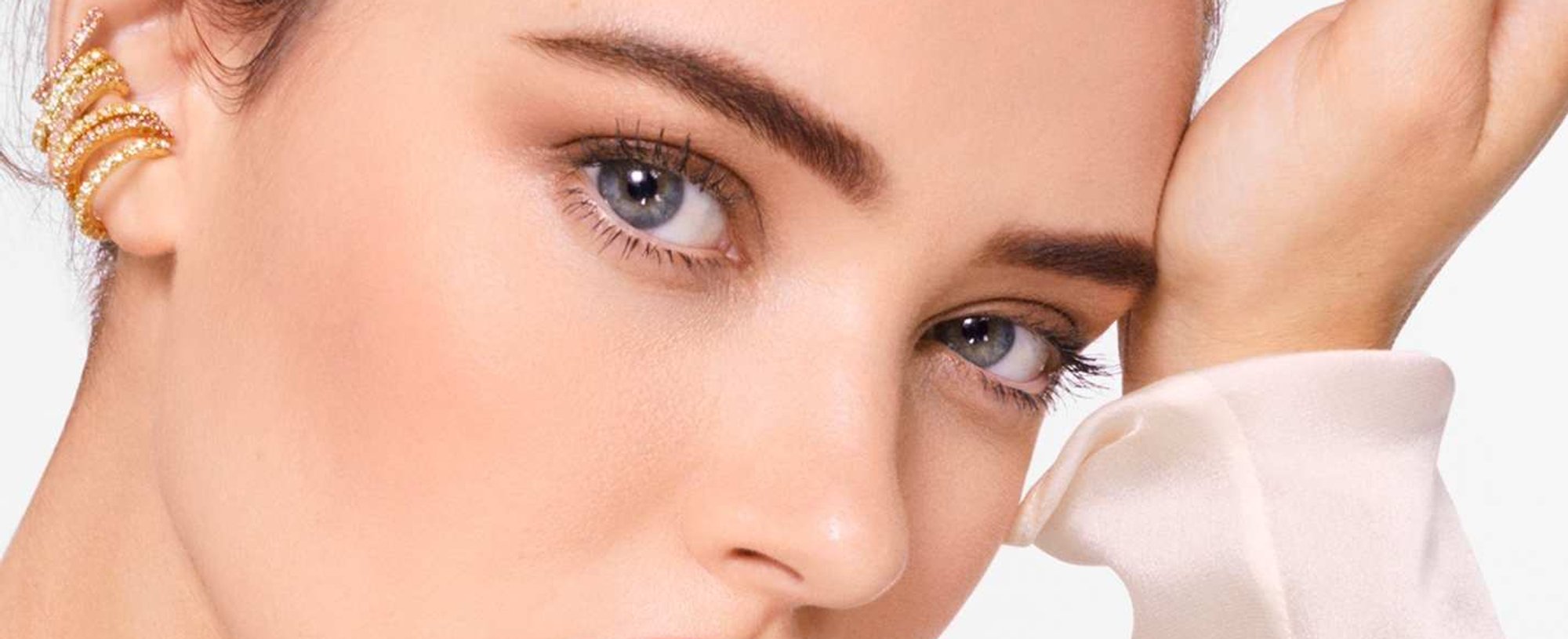 Cómo cubrir y tapar manchas de la cara con maquillaje| L'Oréal Paris
