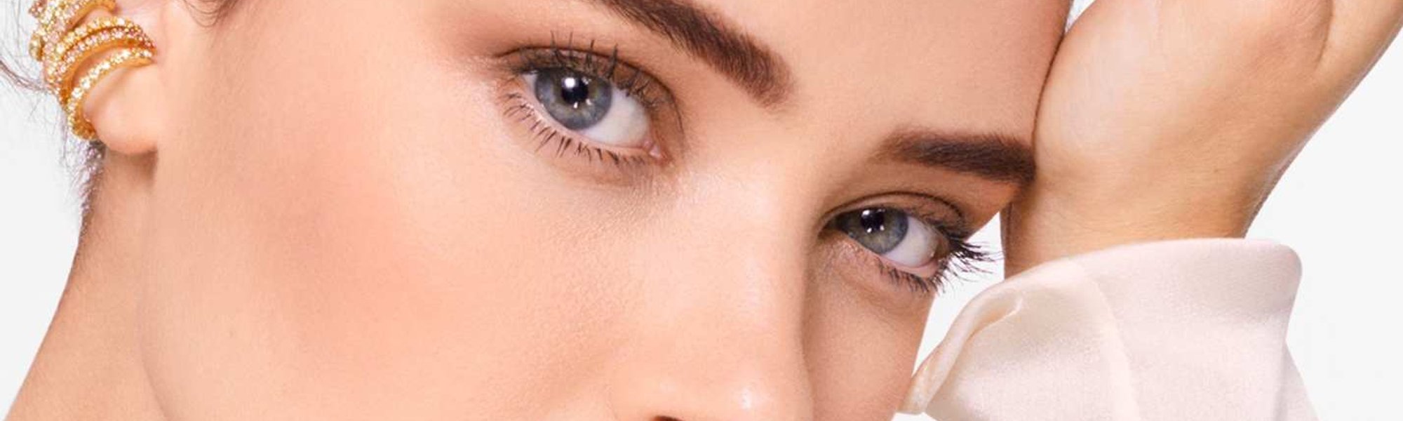 Cómo cubrir y tapar manchas de la cara con maquillaje| L'Oréal Paris