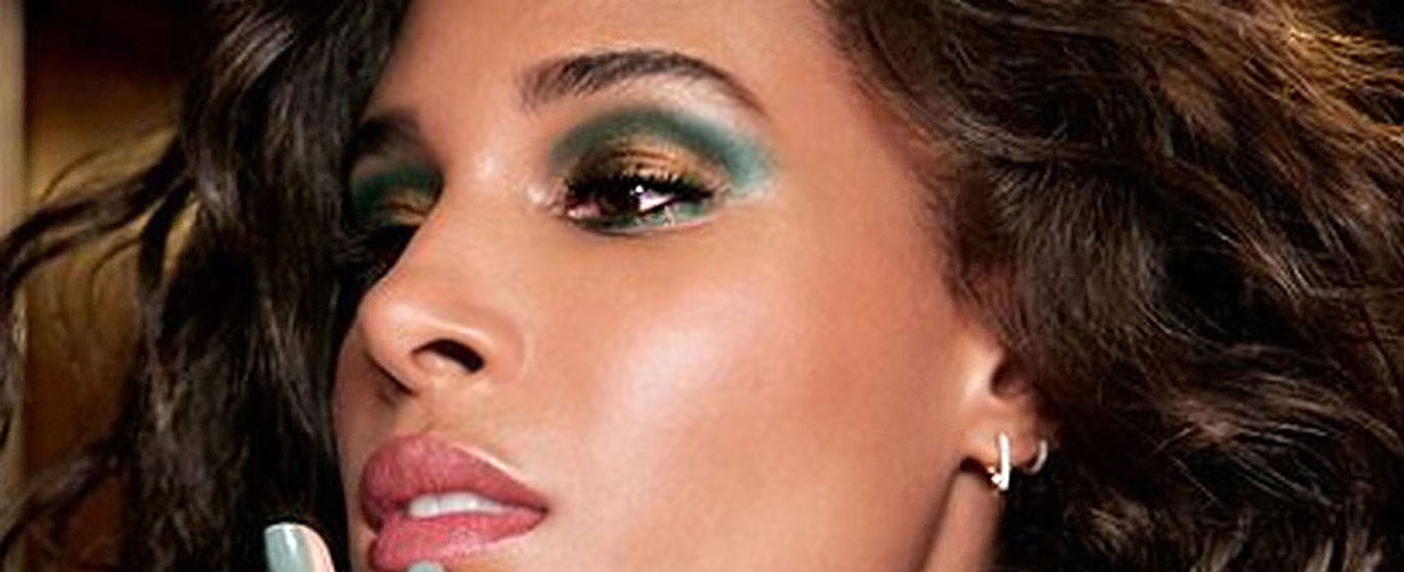 Los lápices de ojos Infalible Grip Liner son perfectos para presumir de una mirada más abierta y la tendencia del momento: el cut crease colorido.