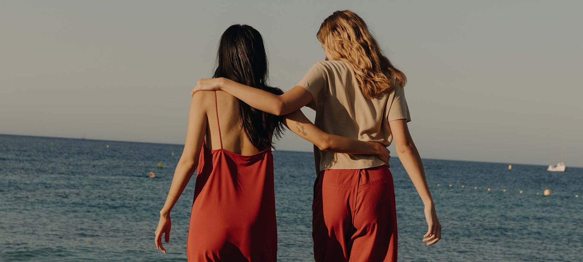 Comparte tus productos favoritos de L’Oréal Paris con tu hermana y celebrad juntas el Día de los Hermanos. 