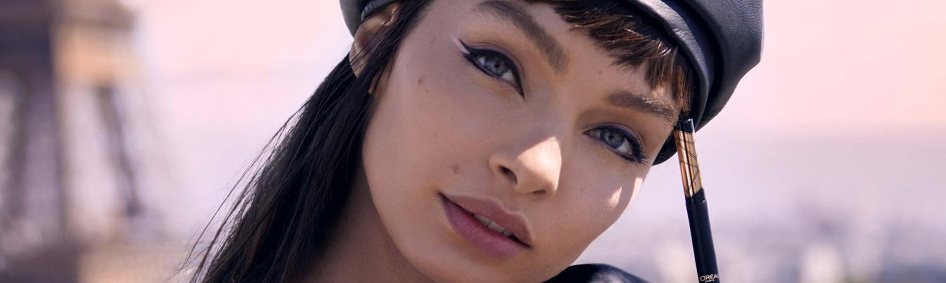 Súmate a la tendencia del eyeliner doble con los eyeliners de L’Oréal Paris. La línea de delineadores Perfect Slim (por su precision y su sencilla aplicación) será tu gran aliada para comenzar. ¡Disfuta de sus 5 colores!