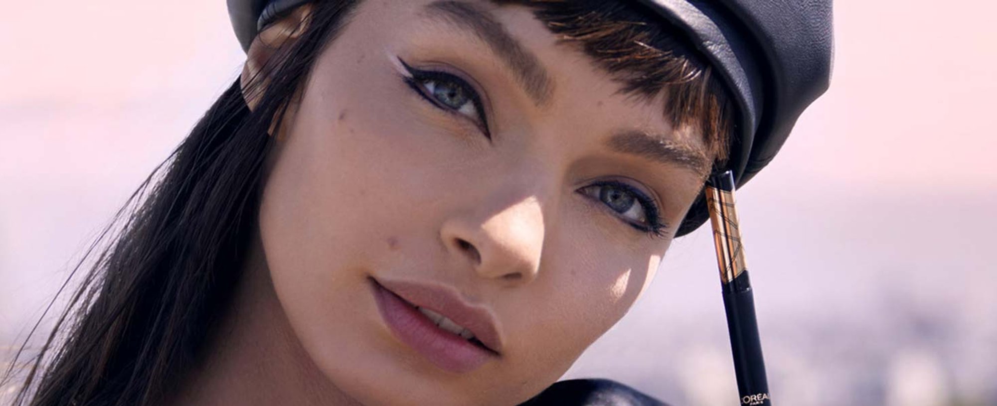 Súmate a la tendencia del eyeliner doble con los eyeliners de L’Oréal Paris. La línea de delineadores Perfect Slim (por su precision y su sencilla aplicación) será tu gran aliada para comenzar. ¡Disfuta de sus 5 colores!