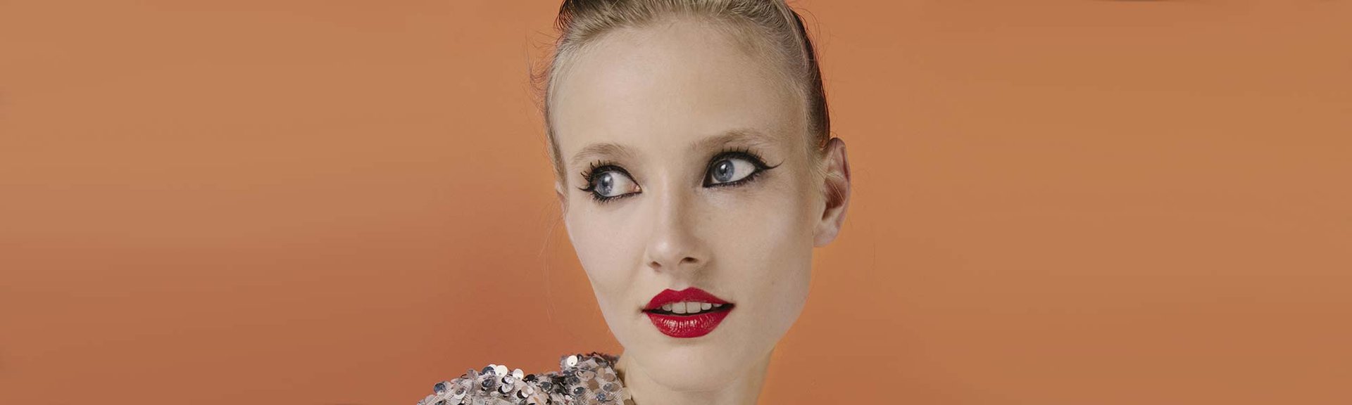 Consigue un eyeliner fino perfecto (y lo más fácil posible) con la gama de liners le Liner Signature de L’Oréal Paris.