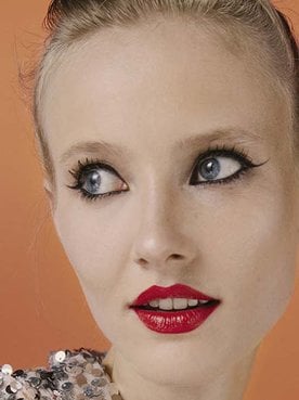Consigue un eyeliner fino perfecto (y lo más fácil posible) con la gama de liners le Liner Signature de L’Oréal Paris.