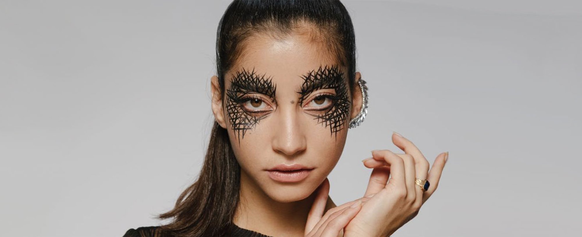 Si no tienes tu maquillaje para Halloween listo todavía, este look de bat girl se presenta como tu opción con mayúsculas. ¡Replícalo con los productos makeup de L’Oréal Paris! El eyeliner Perfect Slim será tu salvador.