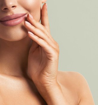 Los labios brillantes son perfectos para cualquier maquillaje de día o de noche, sobre todo si además de dar color hidratan y cuidan nuestros labios como Glow Paradise Balm de L'Oréal Paris.