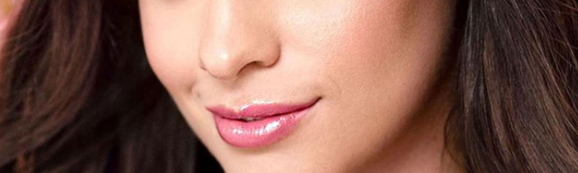 Los labios brillantes son perfectos para cualquier maquillaje de día o de noche, sobre todo si además de dar color hidratan y cuidan nuestros labios como Glow Paradise Balm de L'Oréal Paris. 