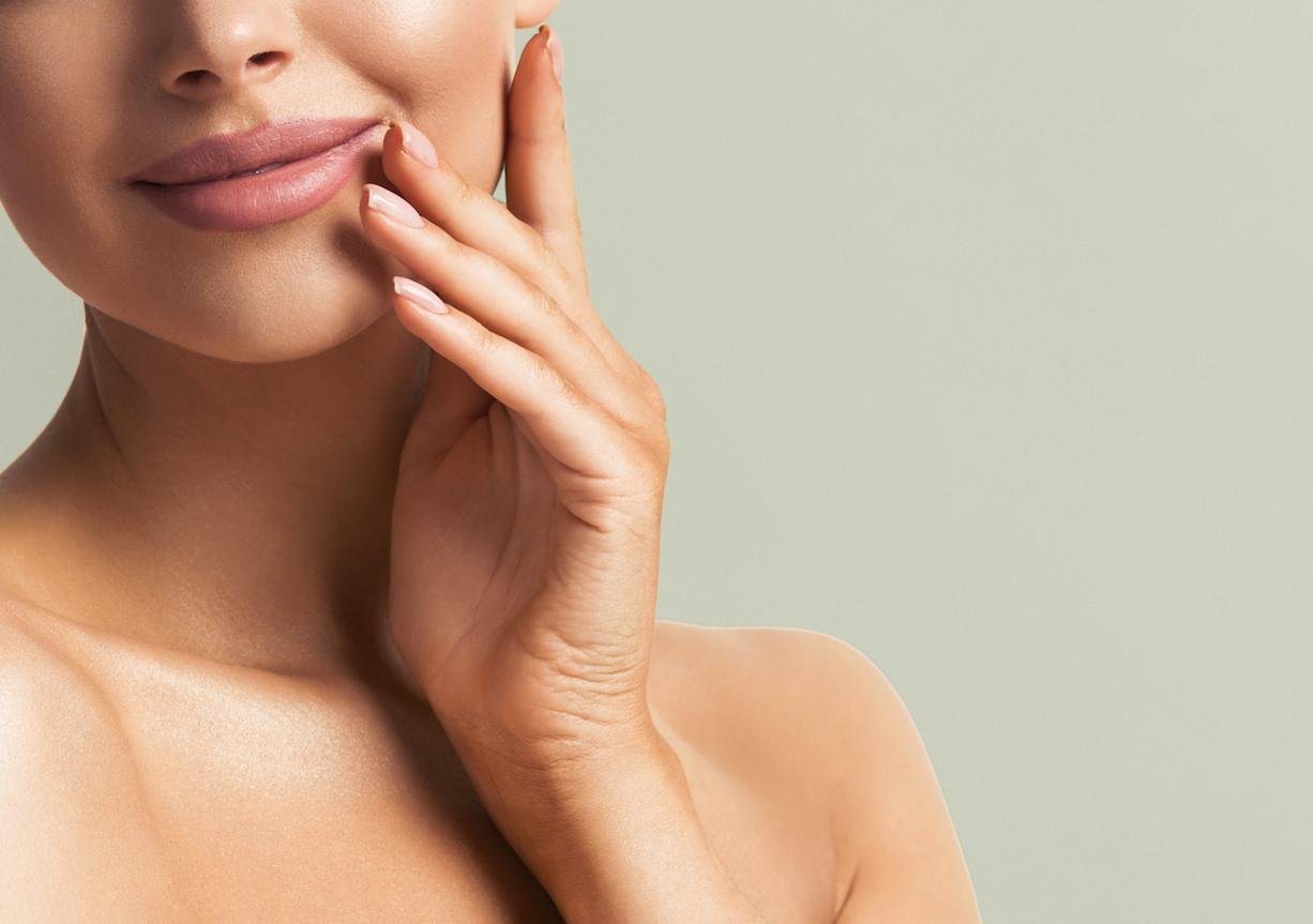 Los labios brillantes son perfectos para cualquier maquillaje de día o de noche, sobre todo si además de dar color hidratan y cuidan nuestros labios como Glow Paradise Balm de L'Oréal Paris.
