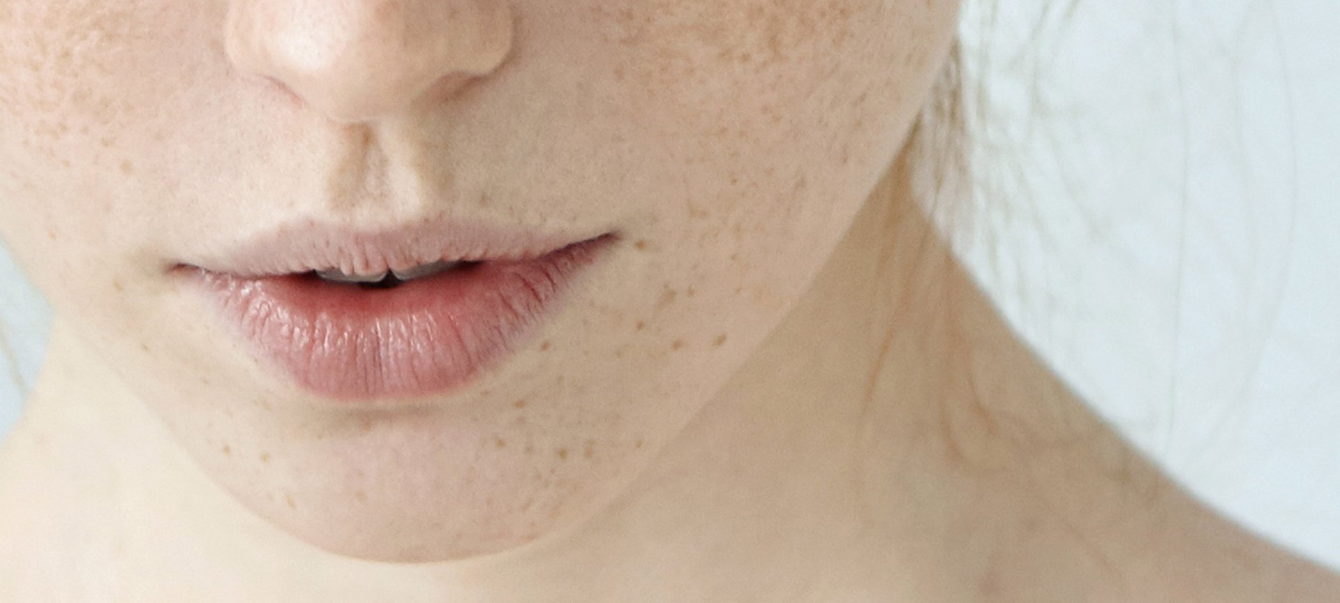 Los labios agrietados tienen remedio. Exfoliarlos dos veces a la semana, siempre llevar un bálsamo hidratante encima o acudir a la gama Color Riche de L’Oréal Paris es parte de la solución.