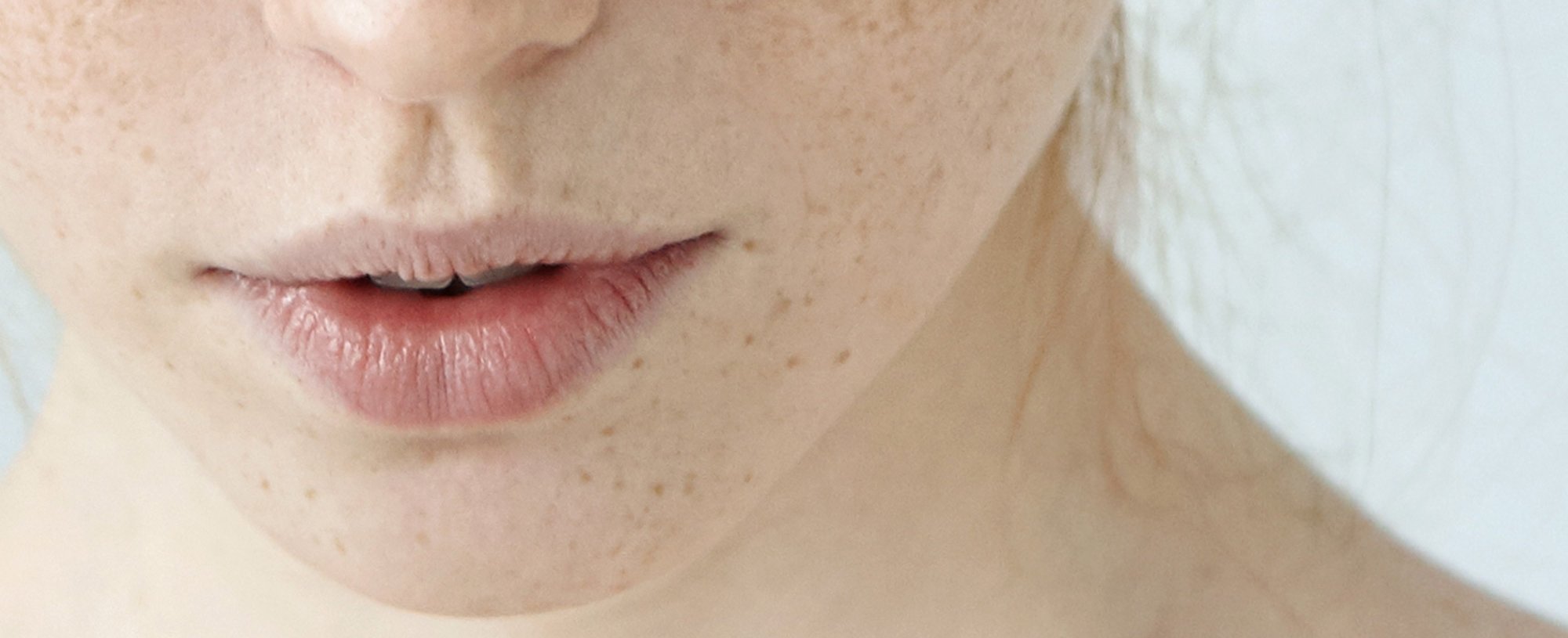 Los labios agrietados tienen remedio. Exfoliarlos dos veces a la semana, siempre llevar un bálsamo hidratante encima o acudir a la gama Color Riche de L’Oréal Paris es parte de la solución.