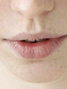 Los labios agrietados tienen remedio. Exfoliarlos dos veces a la semana, siempre llevar un bálsamo hidratante encima o acudir a la gama Color Riche de L’Oréal Paris es parte de la solución.