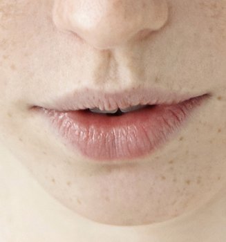 Los labios agrietados tienen remedio. Exfoliarlos dos veces a la semana, siempre llevar un bálsamo hidratante encima o acudir a la gama Color Riche de L’Oréal Paris es parte de la solución.