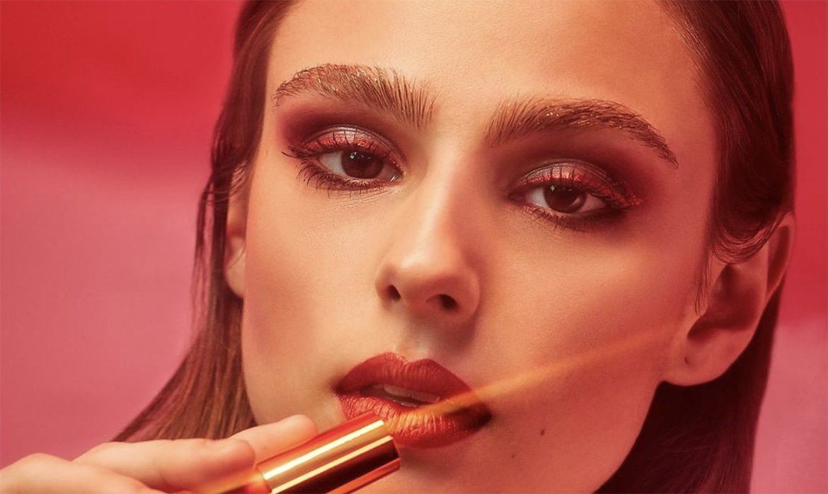 Apuesta por el laminado de cejas con los productos Micro Tatouage y el Top Coat de la gama Unbelieva Brow de L’Oréal Paris.