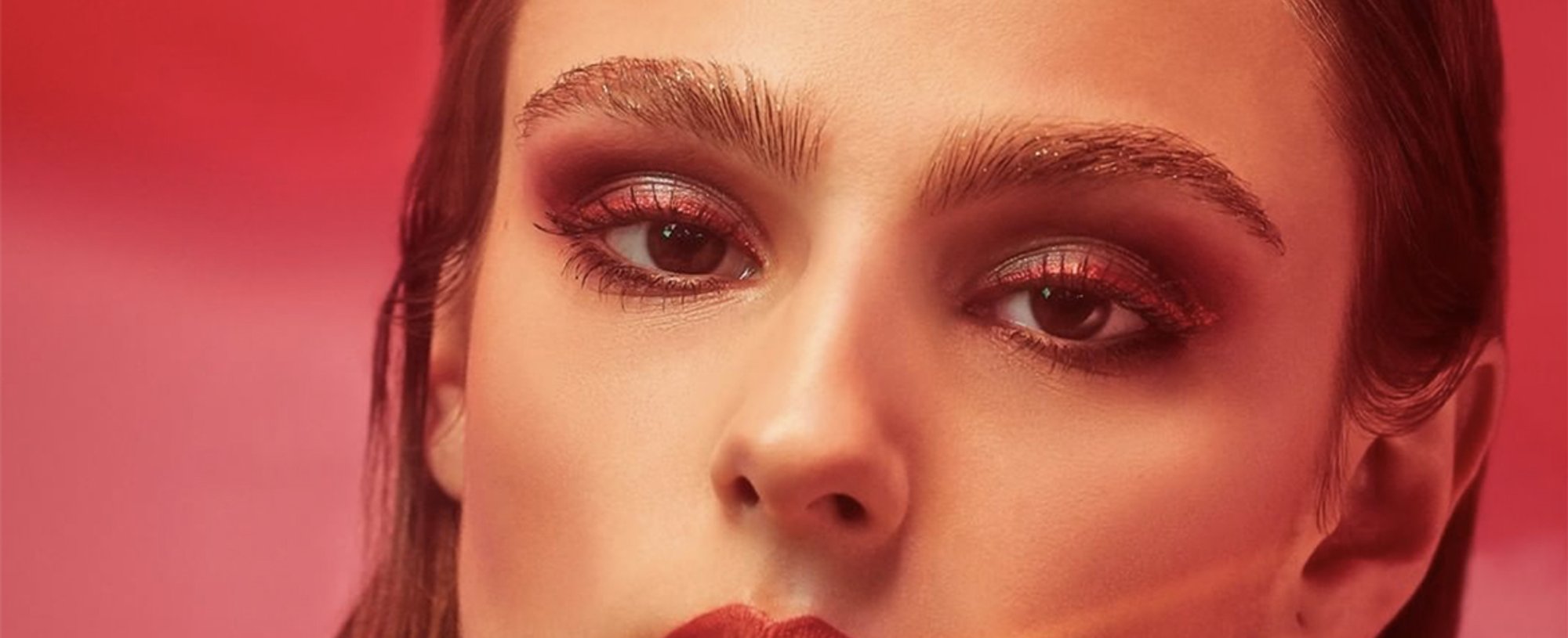 Apuesta por el laminado de cejas con los productos Micro Tatouage y el Top Coat de la gama Unbelieva Brow de L’Oréal Paris.