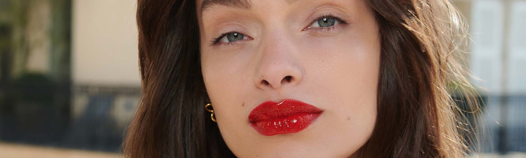 Atrévete y prueba la técnica de labios lip lift con la gama de labiales Brilliant Signature de L’Oréal Paris.