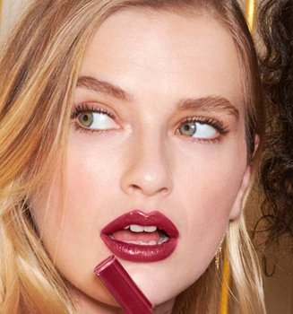 Qué mejor forma de celebrar el Lipstick Day que pintándote los labios. Llénalos de color con cualquiera de las gamas de L’Oréal Paris. ¿Has probado la línea Infalible 24H? Camille Razat y Cindy Bruna sí ¡y lo o resiste todo!