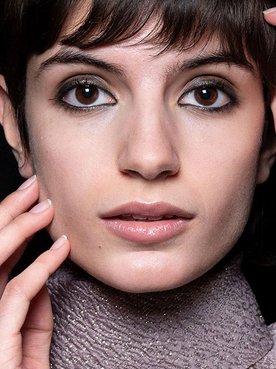 Descubre los trucos del maquillaje para ojos marrones y atrévete con las últimas tendencias de la mano de los productos de L’Oréal Paris.