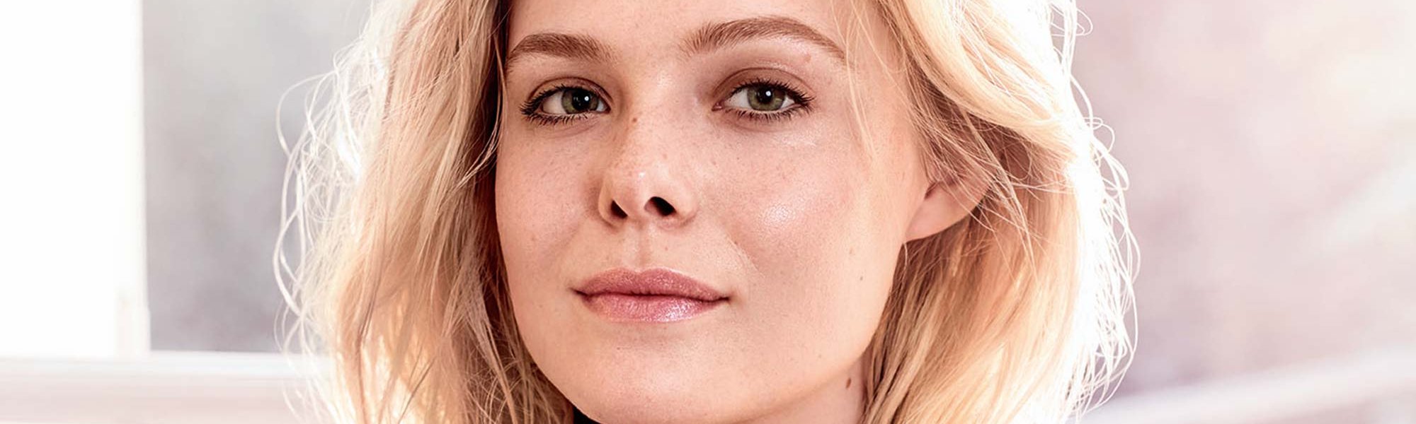 Elle Fanning es la protagonista de uno de nuestros looks de famosas favoritos. Y el secreto de su piel jugosa es la nueva Water Cream de L’Oréal Paris.