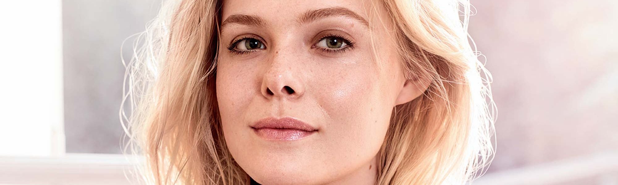 Elle Fanning es la protagonista de uno de nuestros looks de famosas favoritos. Y el secreto de su piel jugosa es la nueva Water Cream de L’Oréal Paris. 