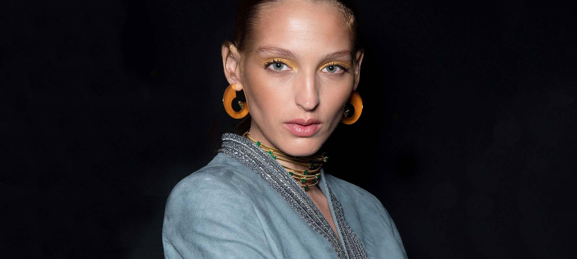 Consigue un maquillaje dorado luminoso para el día e intenso para la noche con los productos de L’Oréal Paris. 