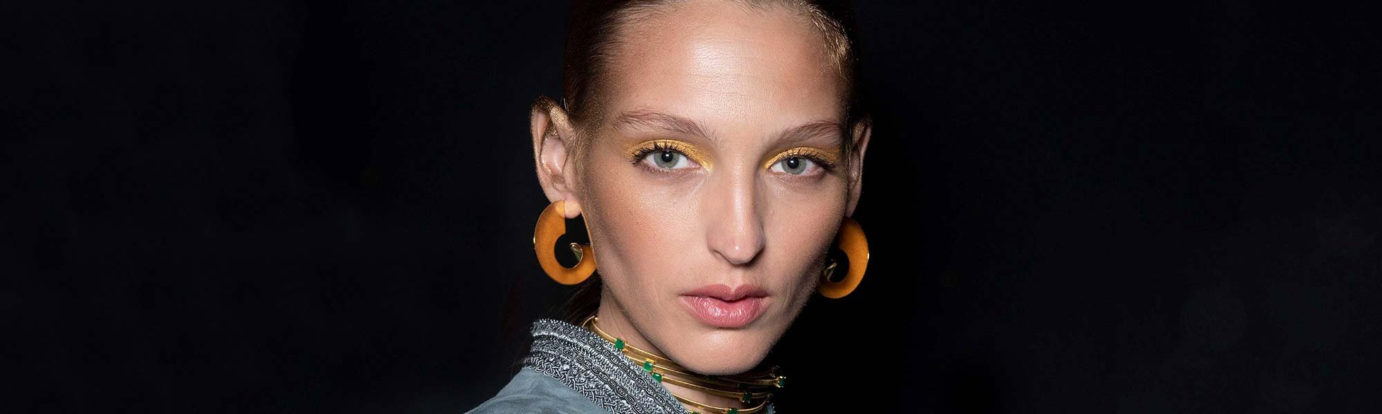Consigue un maquillaje dorado luminoso para el día e intenso para la noche con los productos de L’Oréal Paris.