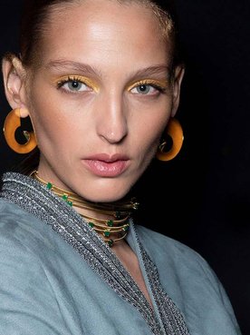 Consigue un maquillaje dorado luminoso para el día e intenso para la noche con los productos de L’Oréal Paris.