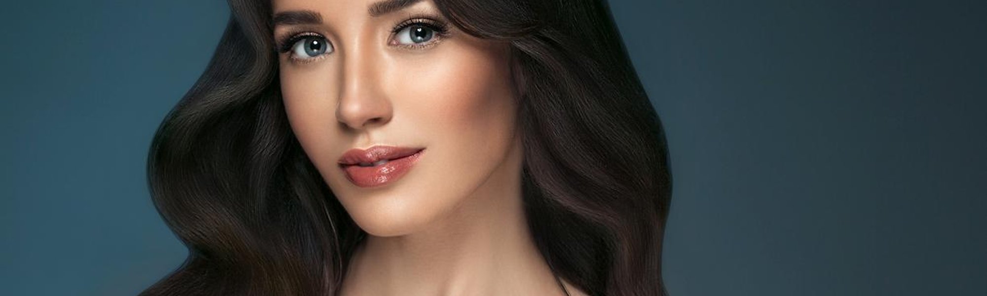 Consigue el maquillaje efecto mojado que más se lleva con estos pasos y con los productos de maquillaje de L’Oréal Paris.