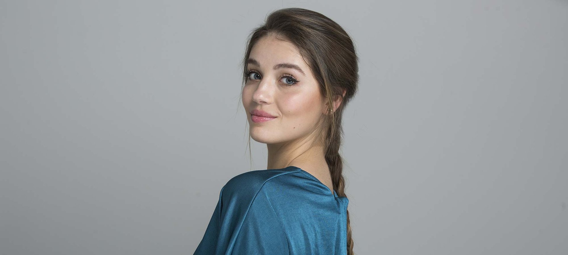 Piel hidratada y luminosa, tono bronceado, pestañas con volumen y pintalabios cómodo. Esos son los básicos de tu maquillaje para estar en casa de L’Oréal Paris.  