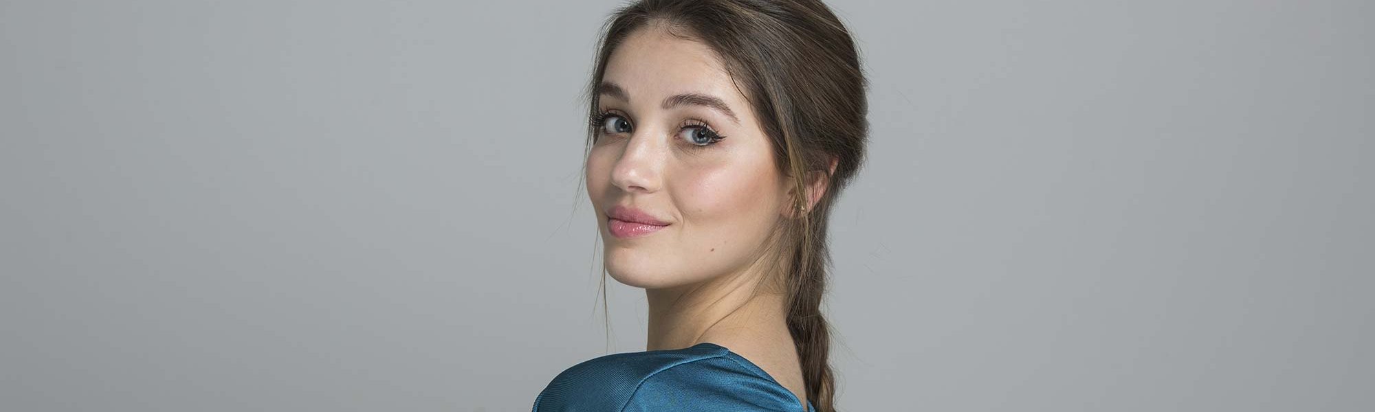 Piel hidratada y luminosa, tono bronceado, pestañas con volumen y pintalabios cómodo. Esos son los básicos de tu maquillaje para estar en casa de L’Oréal Paris.
