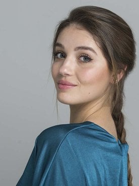 Piel hidratada y luminosa, tono bronceado, pestañas con volumen y pintalabios cómodo. Esos son los básicos de tu maquillaje para estar en casa de L’Oréal Paris.