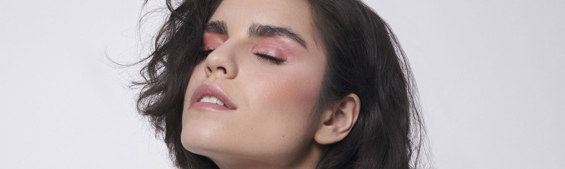 Apuéstalo todo al maquillaje monocromático con estos looks y los productos de maquillaje de L’Oréal Paris. 