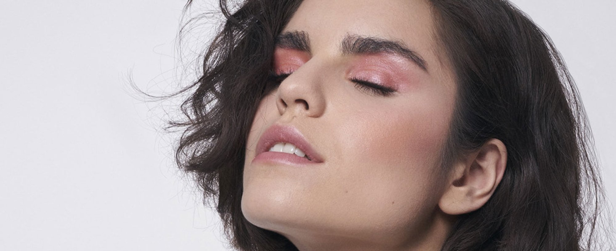 Apuéstalo todo al maquillaje monocromático con estos looks y los productos de maquillaje de L’Oréal Paris.