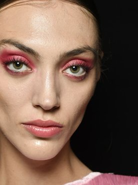Clava tus maquillajes de Navidad con los productos de maquillaje de L’Oréal Paris. Para recrear los párpados de la imagen solo necesitarás la paleta de sombras Emotions of Nu y nada más.