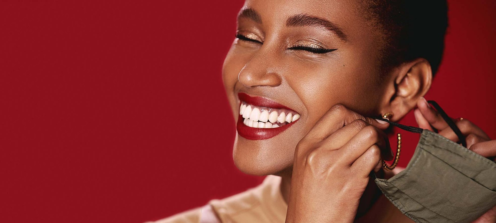 El maquillaje no-transfer es la solución perfecta para ir maquillada y llevar mascarilla. Prueba la base Infalible 24H Fresh Wear de L’Oréal Paris y olvídate de los manchurrones.