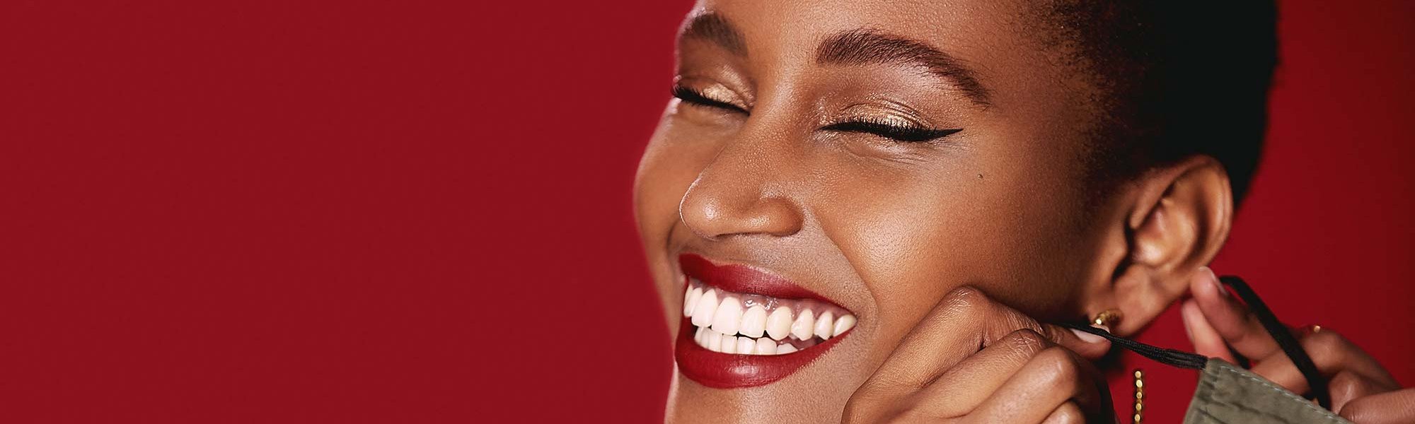 El maquillaje no-transfer es la solución perfecta para ir maquillada y llevar mascarilla. Prueba la base Infalible 24H Fresh Wear de L’Oréal Paris y olvídate de los manchurrones.