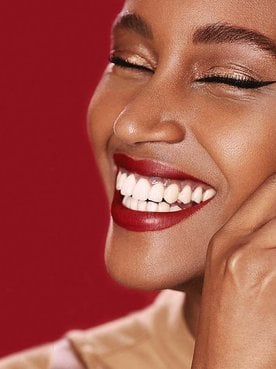 El maquillaje no-transfer es la solución perfecta para ir maquillada y llevar mascarilla. Prueba la base Infalible 24H Fresh Wear de L’Oréal Paris y olvídate de los manchurrones.