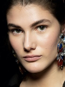 Que no se te escape ningún maquillaje de Nochevieja de moda gracias a la amplísima gama de productos makeup de L’Oréal Paris.