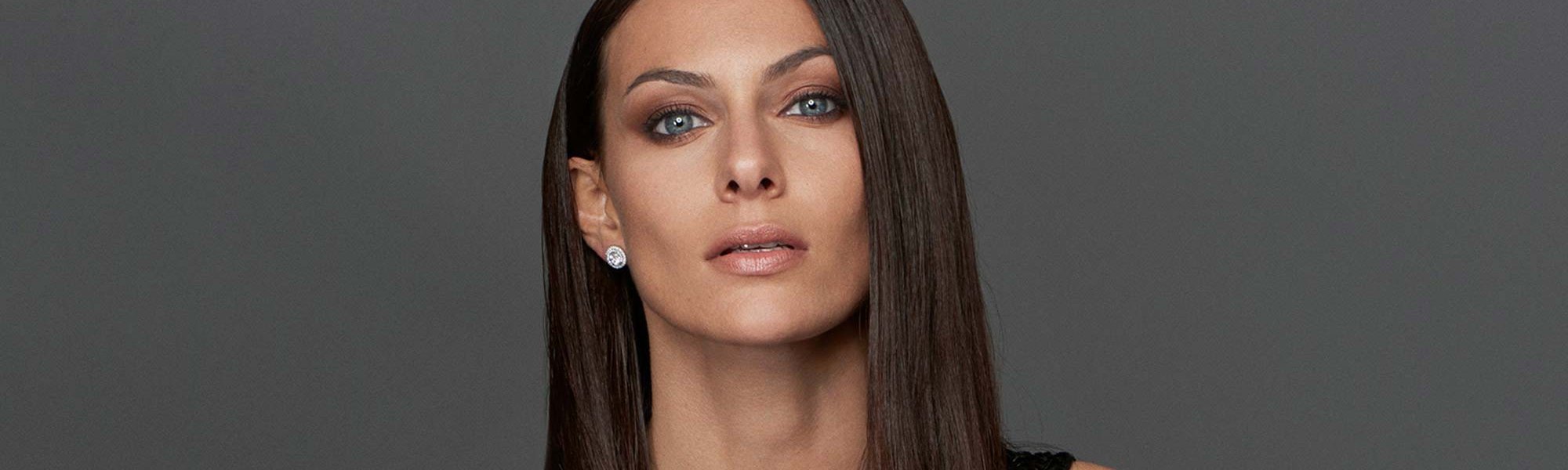 Domina la técnica de los ojos ahumados con los lápices y sombras de L’Oréal Paris.